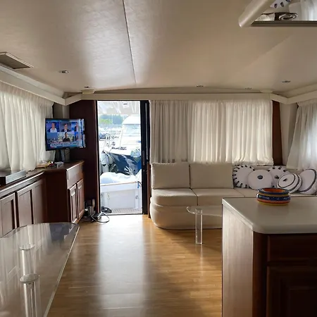 Charming Floating House Botel Athens